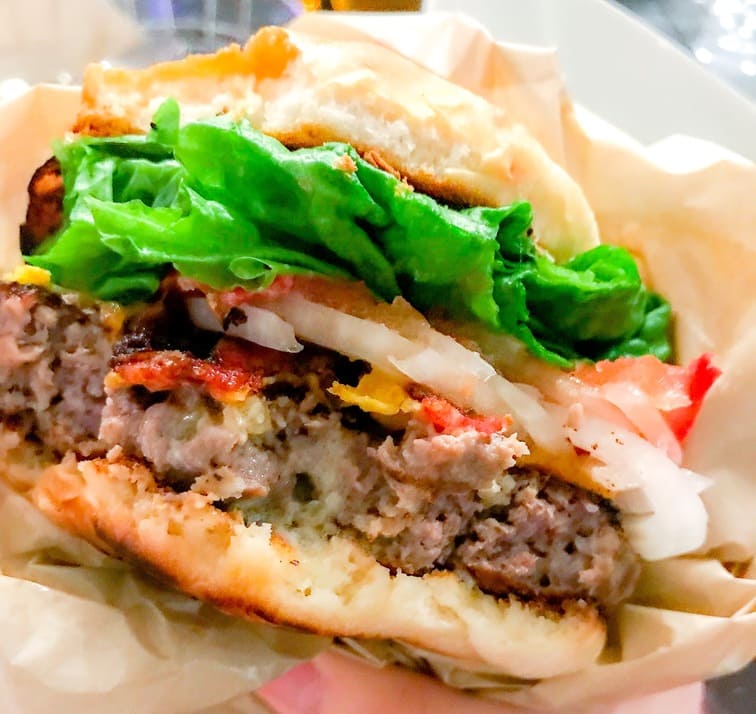 鎌倉ルーフトップスのハンバーガー写真