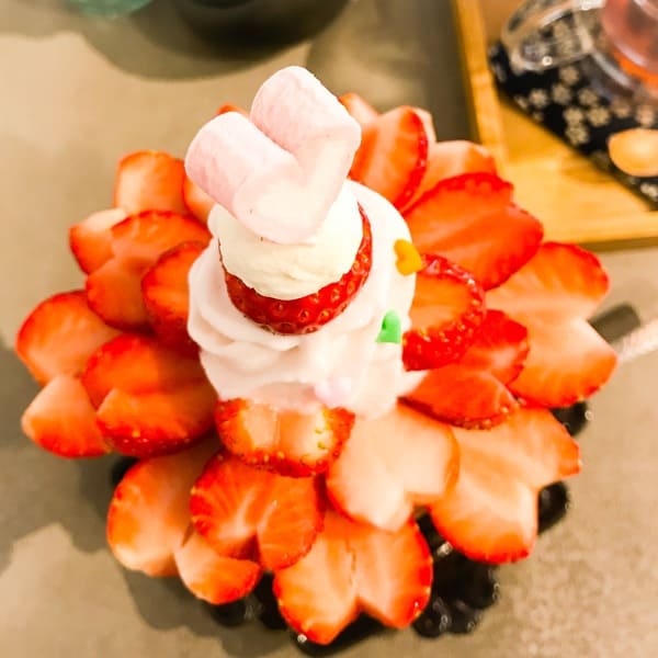 鎌倉カフェ茶屋ひなた「とちおとめ＆練乳いちごソフトクリームのパフェ 」上から見た写真