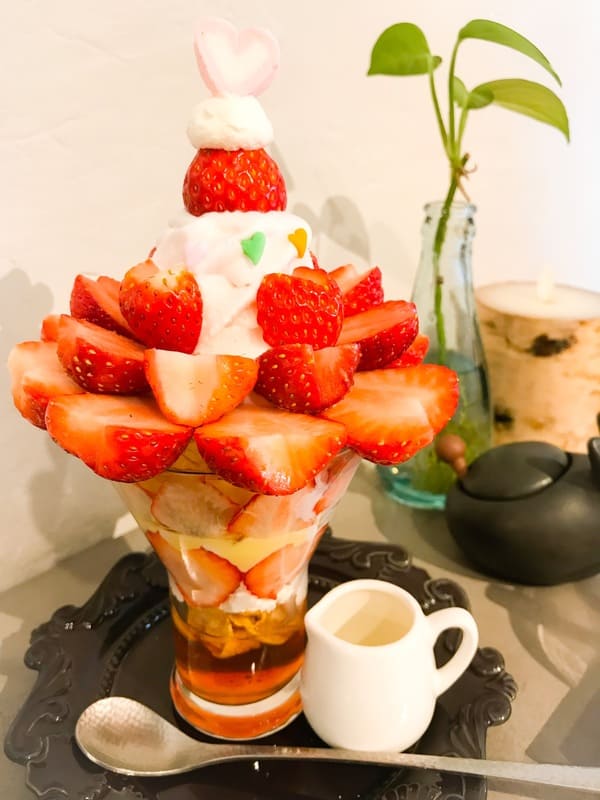 鎌倉カフェ茶屋ひなた「とちおとめ＆練乳いちごソフトクリームのパフェ 」の写真